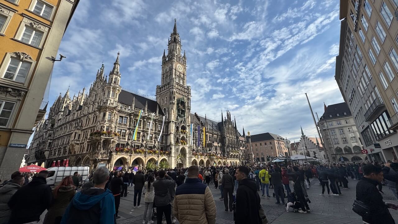 Marienplatz town square in Munich full of people in front of the Neues Rathaus